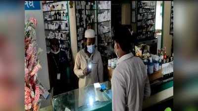 mumbai power cut: मुंबई में बत्ती गुल के दौरान कई दुकानों में मोमबत्ती जलाकर हुआ काम