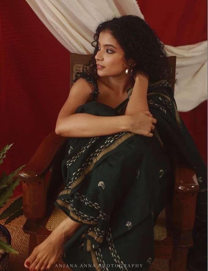 நடிகை அன்னா பென் கருப்பு சேலையில் அழகிய போஸ்