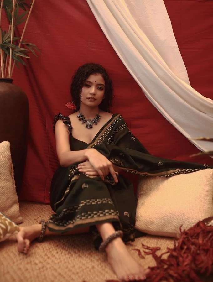 நடிகை அன்னா பென் கருப்பு சேலையில் அழகிய போஸ்