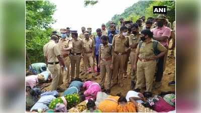 Kerala News: जंगल में रास्ता बनाने से रोका तो पुलिस कर्मियों के पैरों पर गिरे आदिवासी, किया प्रदर्शन