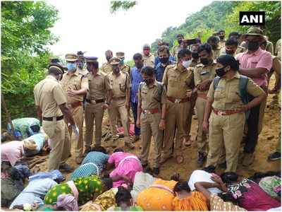 Kerala News: जंगल में रास्ता बनाने से रोका तो पुलिस कर्मियों के पैरों पर गिरे आदिवासी, किया प्रदर्शन