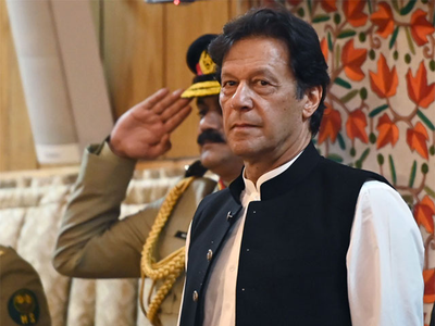इमरान खान पर बरसे पाकिस्‍तानी असंतुष्‍ट, पीएम को सेना की कठपुतली करार दिया