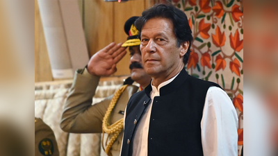 इमरान खान पर बरसे पाकिस्‍तानी असंतुष्‍ट, पीएम को सेना की कठपुतली करार दिया