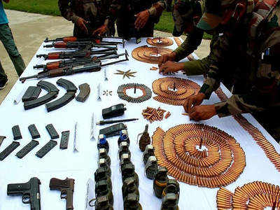 Jammu-Kashmir News: सुरक्षा बलों ने कश्मीर में एक बैग से बरामद किए हथियार और गोला बारूद