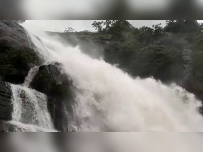 குற்றாலத்தில் கொட்டும் அருவிகள்... அனுமதி கிடைக்குமா இனி ?