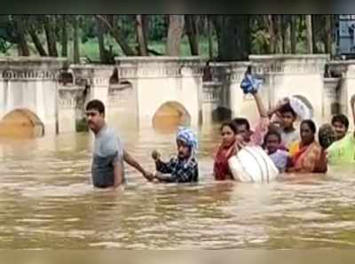 తూ.గో: కూలీల ప్రాణాలు కాపాడిన హోంగార్డ్.. శభాష్ అర్జున్