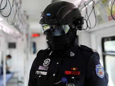 स्मार्ट हेलमेट के जरिए कोरोना संक्रमितों पर नजर रख रही मलेशियन पुलिस, जानें खासियत