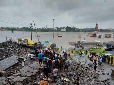 Pandharpur Wall Collapse: पंढरपुरात पावसाचे धुमशान; चंद्रभागेतीरी भिंत कोसळून ६ ठार