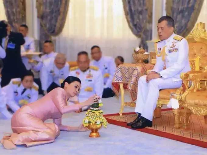 सेक्‍स सोल्‍जर्स के साथ विदेश में हैं थाईलैंड के राजा