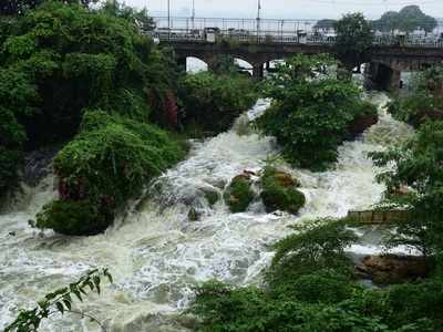 హుస్సేన్ సాగర్ ఉగ్రరూపం.. లోయర్ ట్యాంక్ బండ్ వాసులకు అలర్ట్