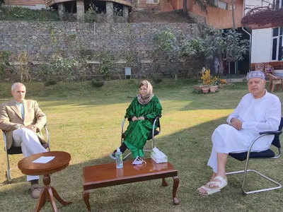 Kashmir News: गुपकार घोषणा पर फारूक अब्दुल्ला ने अपने घर पर बुलाई मीटिंग, महबूबा मुफ्ती होंगी शामिल