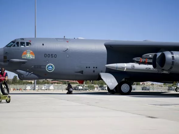 B-52 रणनीतिक बॉम्‍बर्स पर तैनात होगी मिसाइल