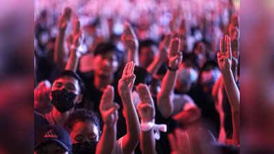 थाइलैंड: लोकतंत्र के समर्थन में युवाओं का हथियार क्यों बना Three Finger Salute?