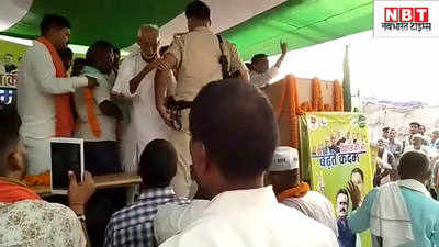Bihar Election : लालू के समधी कार्यकर्ताओं समेत मंच से धड़ाम, वीडियो हुआ वायरल