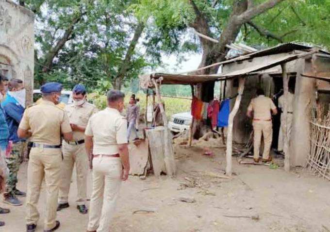 जळगावमध्ये घरात आढळले चार मुलांचे मृतदेह. घटनास्थळाची पाहणी करताना पोलीस