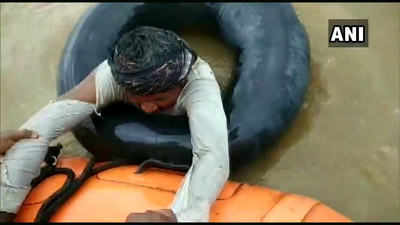 Sangli: बाढ़ के पानी में बह रहे शख्स को NDRF ने ऐसे बचाया, देखें वीडियो
