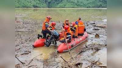 वियतनाम: भूस्खलन में दबे लोगों को बचाने पहुंचे सुरक्षाबलों पर गिरा पहाड़ी का हिस्सा, 13 की मौत
