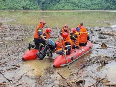 वियतनाम: भूस्खलन में दबे लोगों को बचाने पहुंचे सुरक्षाबलों पर गिरा पहाड़ी का हिस्सा, 13 की मौत