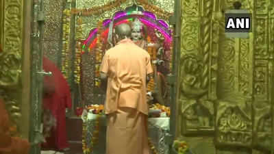 नवरात्रि के पहले दिन सीएम योगी आदित्यनाथ ने देवीपाटन में मंदिर में की पूजा