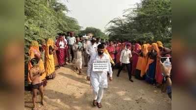 Rajasthan: हैरानी ! गले में तख्ती टांग खुद नेताजी बता रहे हैं मैं हूं कोरोना पॉजिटिव, खूब घूम रहे हैं जनता के बीच ​​​