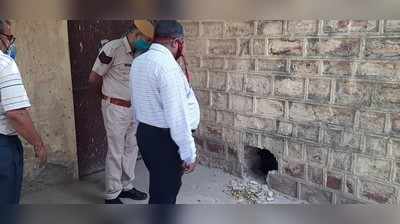 Dholpur news : कोविड जांच करवाने लाए गए थे चार कैदी, वार्ड से दीवार तोड़कर हुए फरार