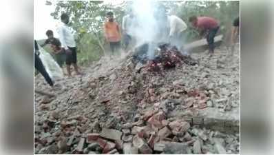 Meerut News: जलती चिता पर गिरी श्मशान की जर्जर छत, दोबारा किया अंतिम संस्कार