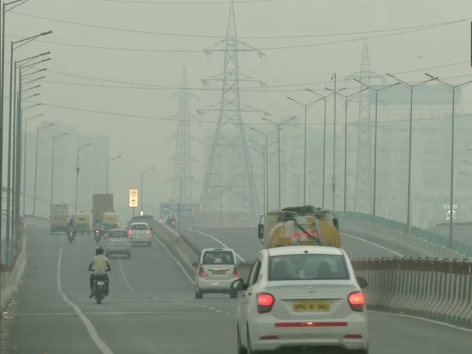 दिल्ली के आसमान में छाई धुंध की चादर