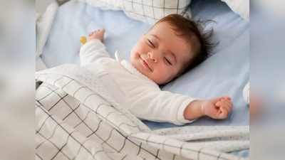 झोपेत असताना बाळ सतत का हसतं?