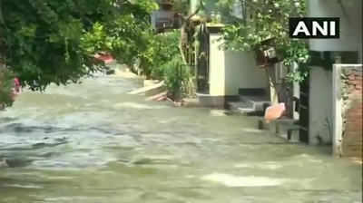 Hyderabad: बारिश थमी पर तबाही के निशान छोड़ गई, देखें बाढ़ जैसे हालात
