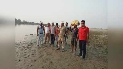 शाहजहांपुरः नदी के दूसरे छोर पर चल रही थी अवैध असलहों की फैक्ट्री, नाव से इस तरह पुलिस ने मारा छापा