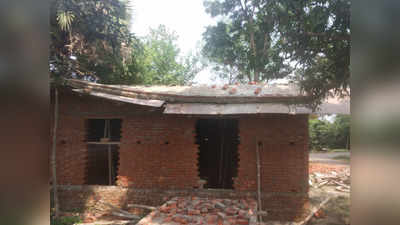 सवेरे CM ने किया सार्वजनिक शौचालय का शिलान्यास, दोपहर में गिर गई छत