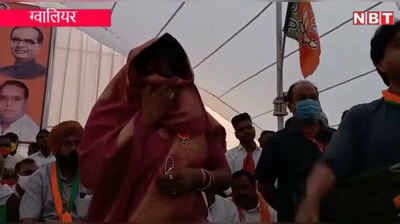 Gwalior: डबरा में कमलनाथ पर भड़के सिंधिया- ‘आइटम कहने की हिम्मत कैसे हुई’, मंच पर ही रो पड़ीं मंत्री इमरती देवी