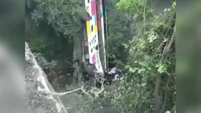 महाराष्ट्र में खाई में गिरी यात्रियों से भरी बस, ड्राइवर-क्लीनर समेत 5 की मौत, 35 घायल
