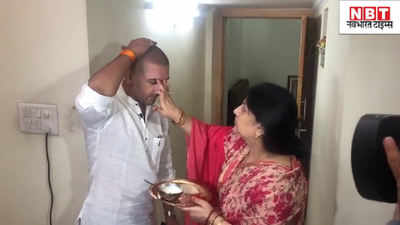 Bihar Election : सियासी समर में उतरने से पहले चिराग पासवान ने लिया मां से आशीर्वाद... देखें वीडियो