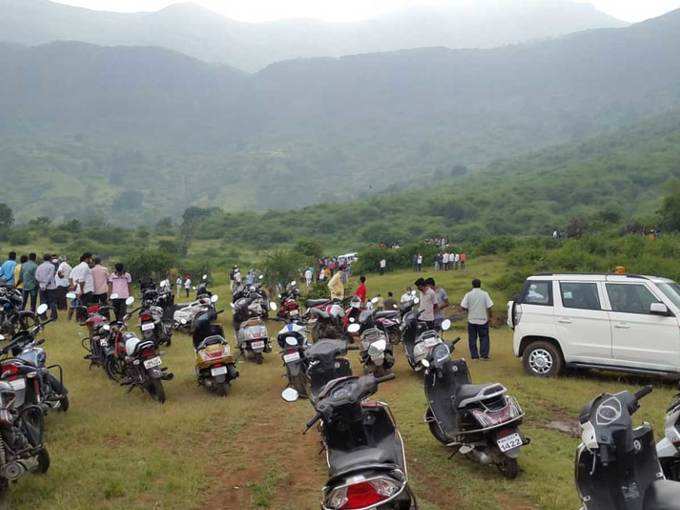 त्र्यंबकेश्वरमध्ये हत्येच्या घटनेनंतर झालेली गर्दी.