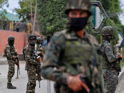 jammu-kashmir news: अनंतनाग में सीआरपीएफ टीम पर ग्रेनेड हमला, कोई नुकसान नहीं