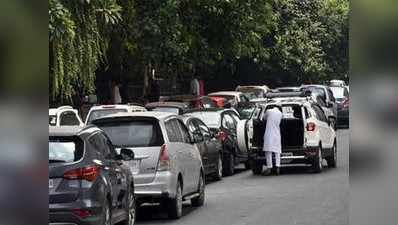 लखनऊ: डीएम आवास के सामने पार्किंग में लावारिस मिलीं 100 लग्जरी कारें, दिल्ली-पंजाब के नंबरप्लेट