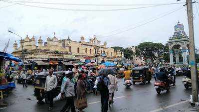 ಮೈಸೂರಿನಲ್ಲಿ ಆಯುಧ ಪೂಜೆ ಖರೀದಿ ಭರಾಟೆ: ದೇವರಾಜ ಮಾರುಕಟ್ಟೆ ಸ್ಥಳಾಂತರ