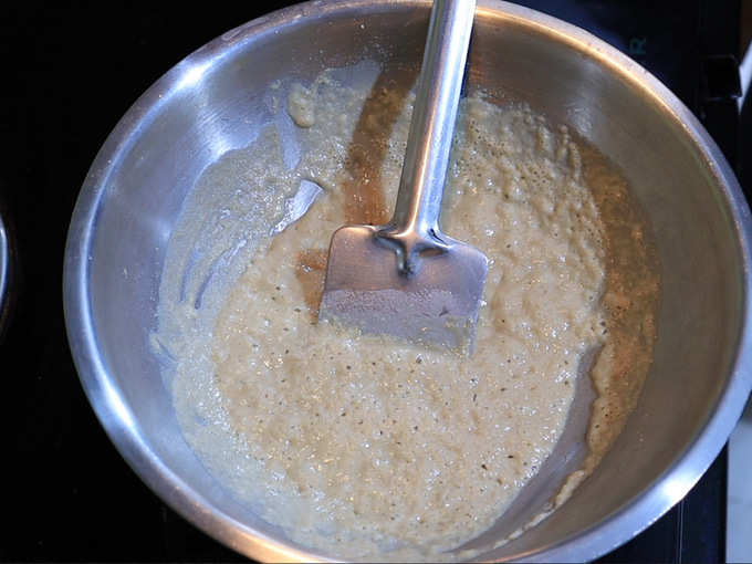 एका पॅनमध्ये साजून तूप घेऊन त्यामध्ये गव्हाचं पीठ घाला. आता त्यामध्ये पाणी घालून ४ चे ५ मिनिटे मिश्रण शिजवून घ्या.