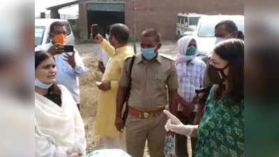 sultanpur news: धान क्रय केंद्र पर नहीं दिखे किसान तो बिफरीं मेनका गांधी - खुला हुआ है़...क्या बकवास कर रहे
