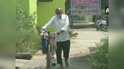 कोरोना के बीच यूं साइकल से इलाज करने गांव जाते हैं 87 साल के डॉक्टर बाबा