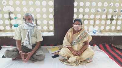 वाराणसी: धरने पर बैठीं महिला पार्षद, अधिशासी अभियंता पर लगाया साड़ी खींचने, गाली देने का आरोप