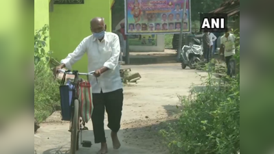 ஏழை மக்களுக்கு சிகிச்சையளிக்க வெறும் கால்களில் 10 கிமீ பயணம் செய்யும் 87 வயது மருத்துவர்!