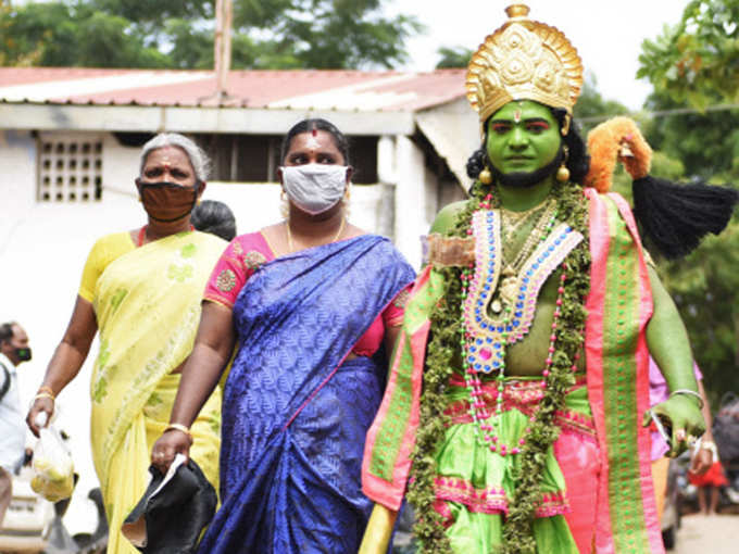 मास्क में महिलाएं तो भक्ति में दिखे हनुमान