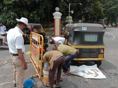 ಮೈಸೂರು: ಸ್ವಂತ ಹಣದಲ್ಲಿ ರಸ್ತೆ ಗುಂಡಿ ಮುಚ್ಚಿಸಿ ಜನ ಮೆಚ್ಚುಗೆ ಪಡೆದ ಪೊಲೀಸರು