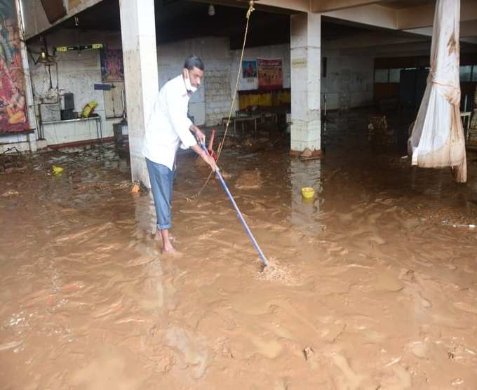 ಮನೆಗಳಿಗೆ ನುಗ್ಗಿದ ಮಳೆ ನೀರು