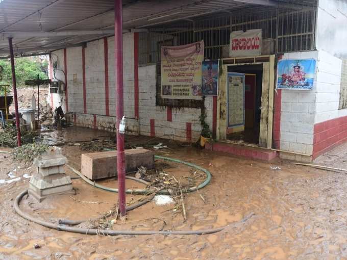 ನೀರಿನೊಂದಿಗೆ ಹರಿದು ಬಂತು ಕೊಳಚೆ!