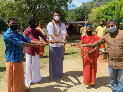 തപ്പെ സുണ്ടി വില്ല് ഏറ്റുവാങ്ങി വിജീഷ് മണി; കിട്ടിയതിൽ വെച്ച് ഏറ്റവും വലിയ അംഗീകാരമെന്ന് സംവിധായകൻ!