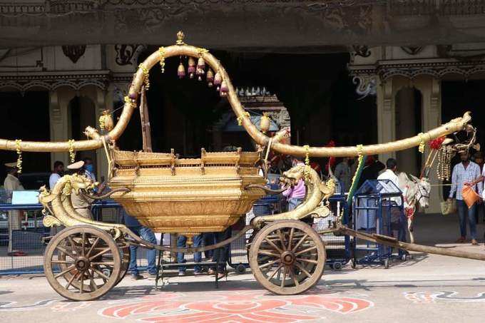 ಸಾಂಪ್ರದಾಯಿಕ ಪಲ್ಲಕ್ಕಿ.