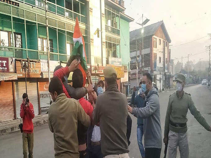 तिरंगा यात्रा निकाल रहे थे कार्यकर्ता